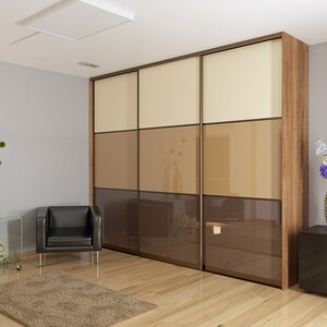 Béžová vstavaná skriňa vytvára v miestnosti teplý, prívetivý dojem a zároveň umožňuje, aby sa do popredia dostali iné kusy nábytku alebo dekoračné prvky.